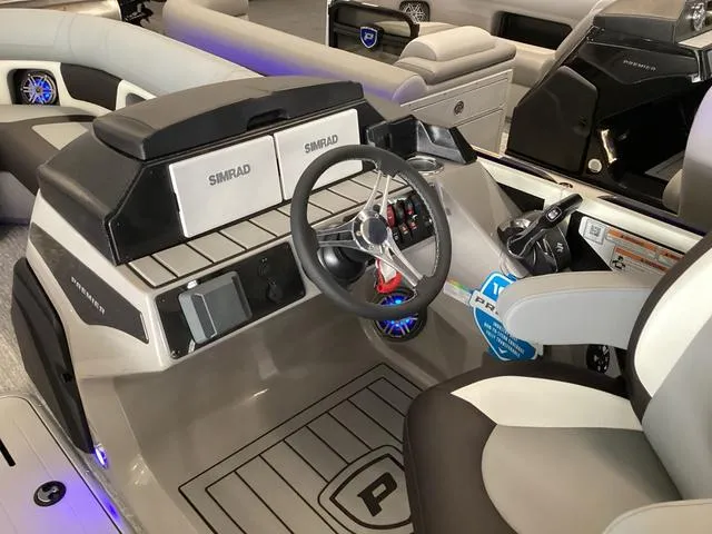 Slide: The Image of Premier 230 Solaris RL 2025 - 16