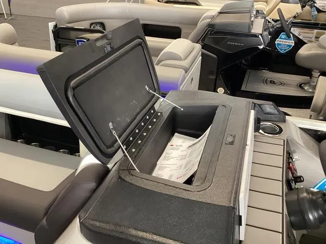 Slide: The Image of Premier 230 Solaris RL 2025 - 18