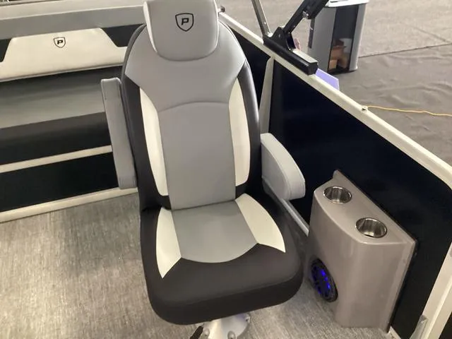 Slide: The Image of Premier 230 Solaris RL 2025 - 19