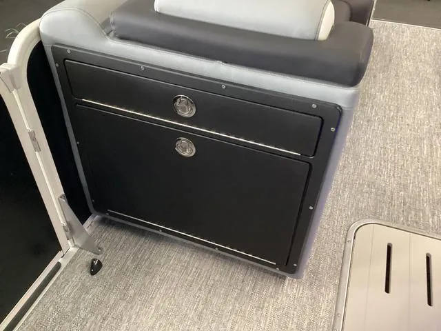 Slide: The Image of Premier 230 Solaris RL 2025 - 22