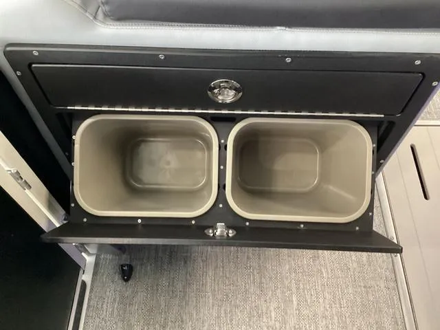 Slide: The Image of Premier 230 Solaris RL 2025 - 23