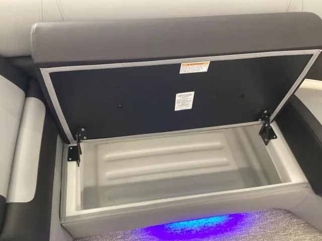 Slide: The Image of Premier 230 Solaris RL 2025 - 24