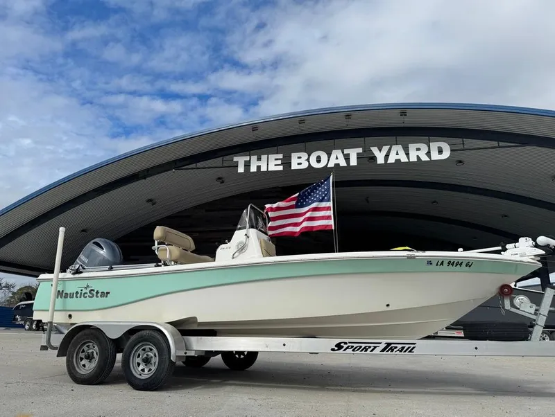Slide: The Image of NauticStar 215 XTS 2019 - 2