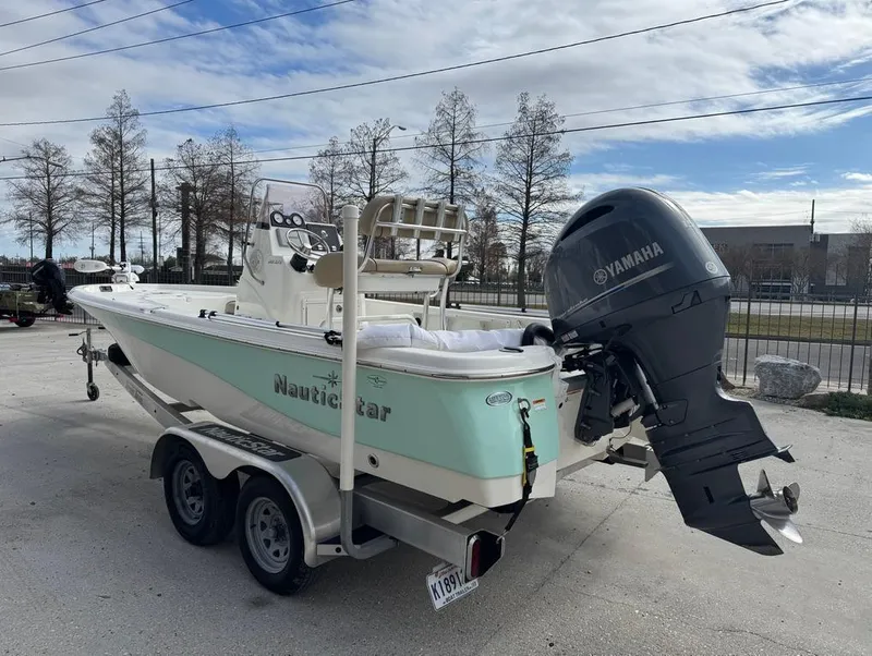 Slide: The Image of NauticStar 215 XTS 2019 - 8