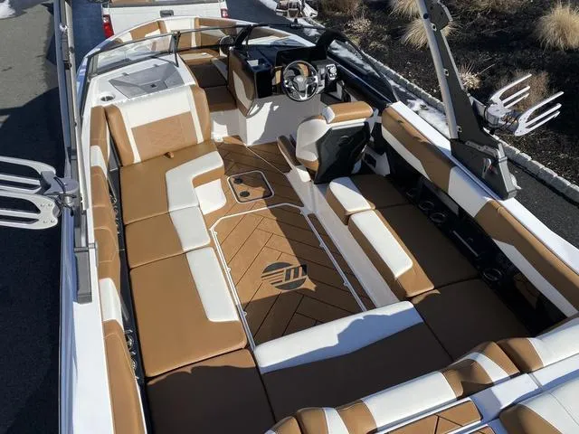Slide: The Image of Malibu Wakesetter 23 LSV 2025 - 12