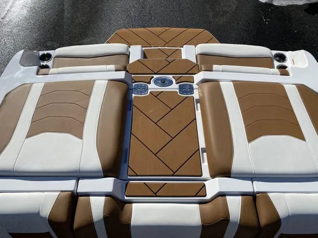 Slide: The Image of Malibu Wakesetter 23 LSV 2025 - 17