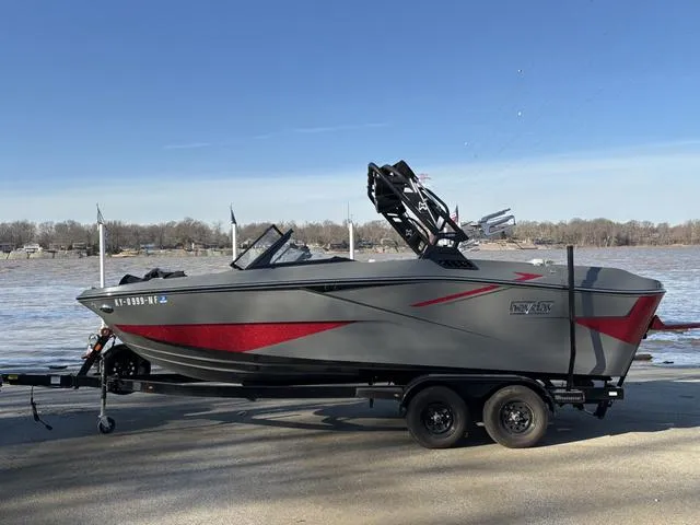 Slide: The Image of Heyday Wake Boats H22 2023 - 1