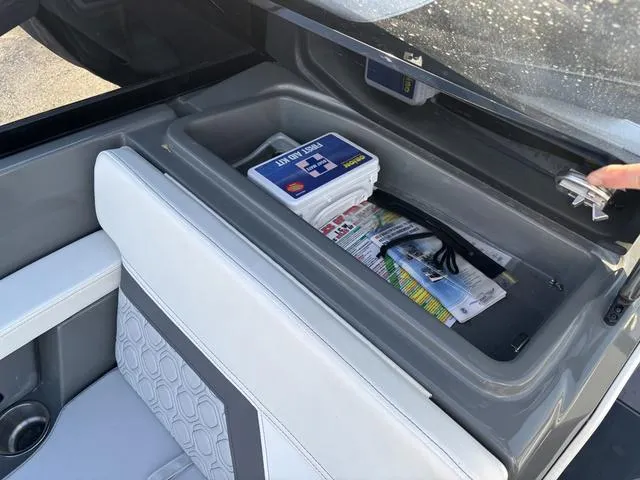 Slide: The Image of Heyday Wake Boats H22 2023 - 10