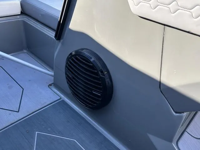 Slide: The Image of Heyday Wake Boats H22 2023 - 13