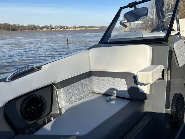 Slide: The Image of Heyday Wake Boats H22 2023 - 17