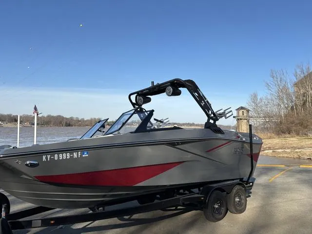 Slide: The Image of Heyday Wake Boats H22 2023 - 3