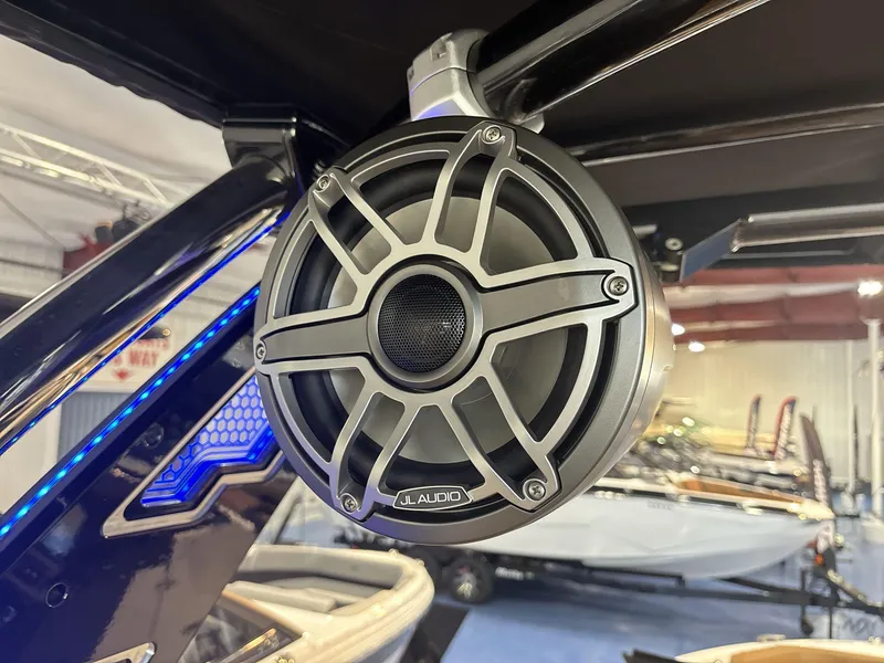 Slide: The Image of Cobalt R6 Surf 2025 - 16