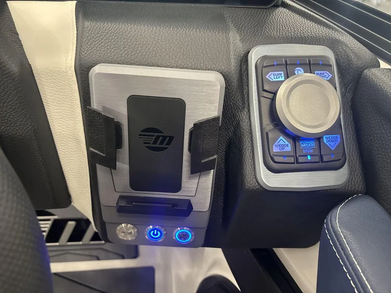 Slide: The Image of Malibu Wakesetter 25 LSV 2025 - 14