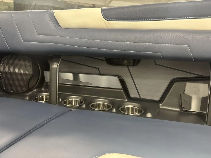 Slide: The Image of Malibu Wakesetter 25 LSV 2025 - 15