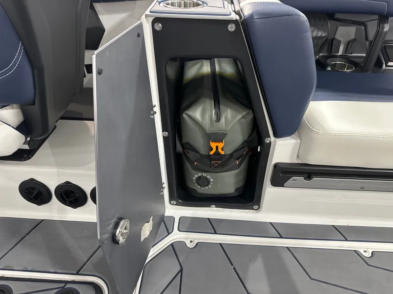 Slide: The Image of Malibu Wakesetter 25 LSV 2025 - 25