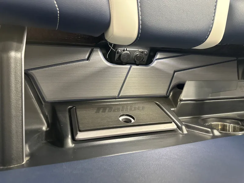 Slide: The Image of Malibu Wakesetter 25 LSV 2025 - 26