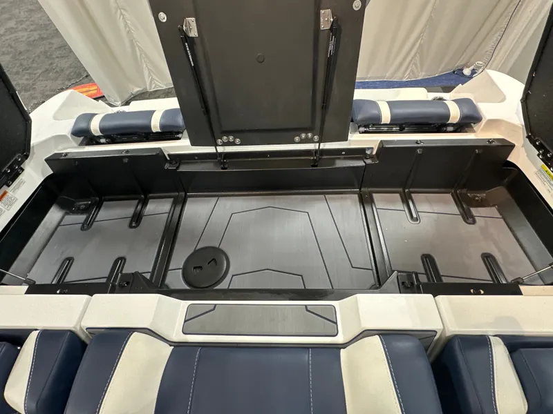 Slide: The Image of Malibu Wakesetter 25 LSV 2025 - 27