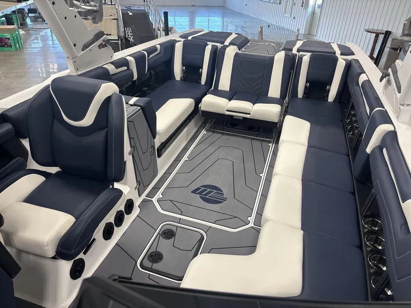 Slide: The Image of Malibu Wakesetter 25 LSV 2025 - 8