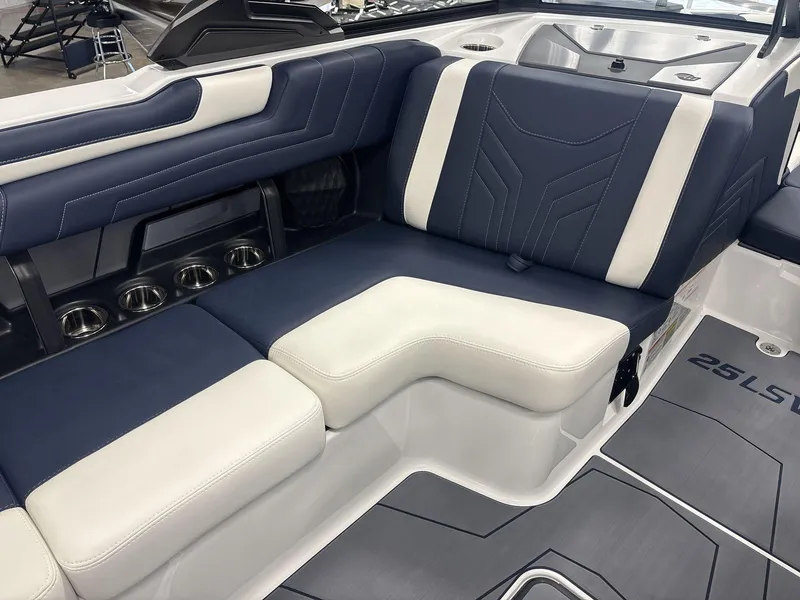 Slide: The Image of Malibu Wakesetter 25 LSV 2025 - 9