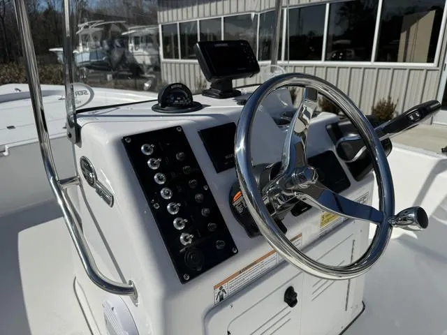 Slide: The Image of Sea Pro 172 Bay 2025 - 11