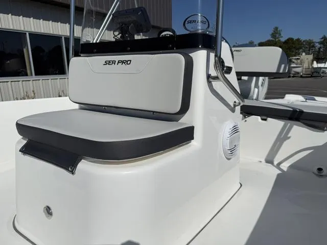 Slide: The Image of Sea Pro 172 Bay 2025 - 12