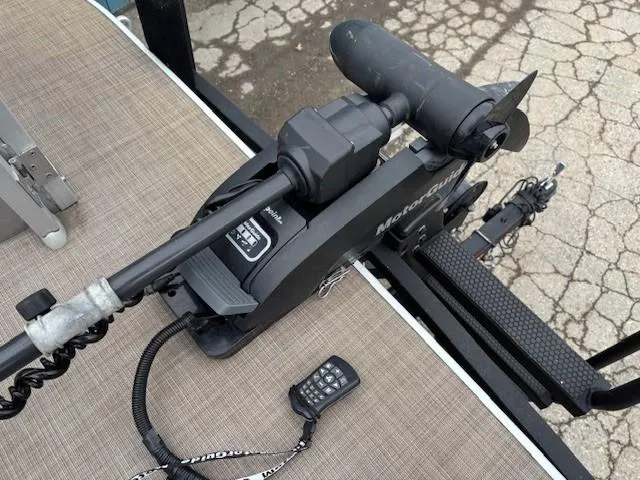 Slide: The Image of Trolling motor on 2021 Sun Tracker Bass Buggy 16 XL boat deck. - 10