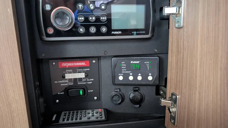 Slide: The Image of Boston Whaler 315 Conquest 2014 - 53