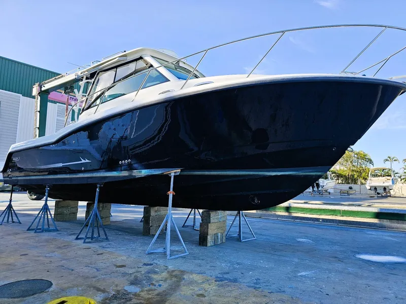 Slide: The Image of 14 2025 PRE-Service, Detail & Bottom Paint 2014 Boston Whaler 315 Conquest 01.jpg - 60
