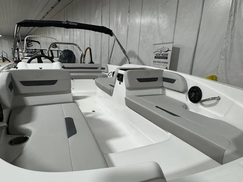 Slide: The Image of Hurricane SunDeck Sport 185 OB 2025 - 5