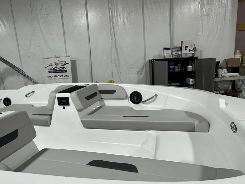 Slide: The Image of Hurricane SunDeck Sport 185 OB 2025 - 6