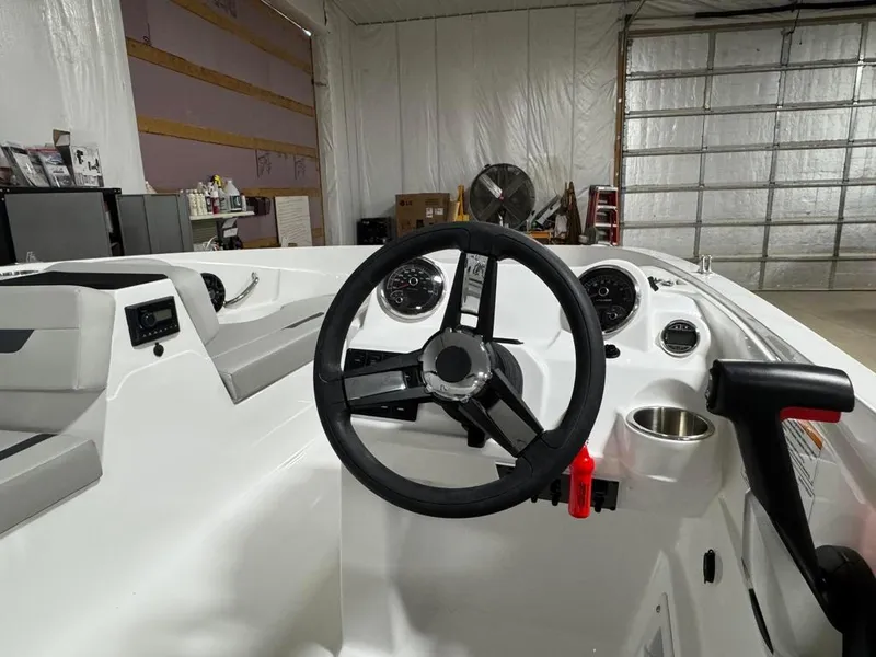 Slide: The Image of Hurricane SunDeck Sport 185 OB 2025 - 8