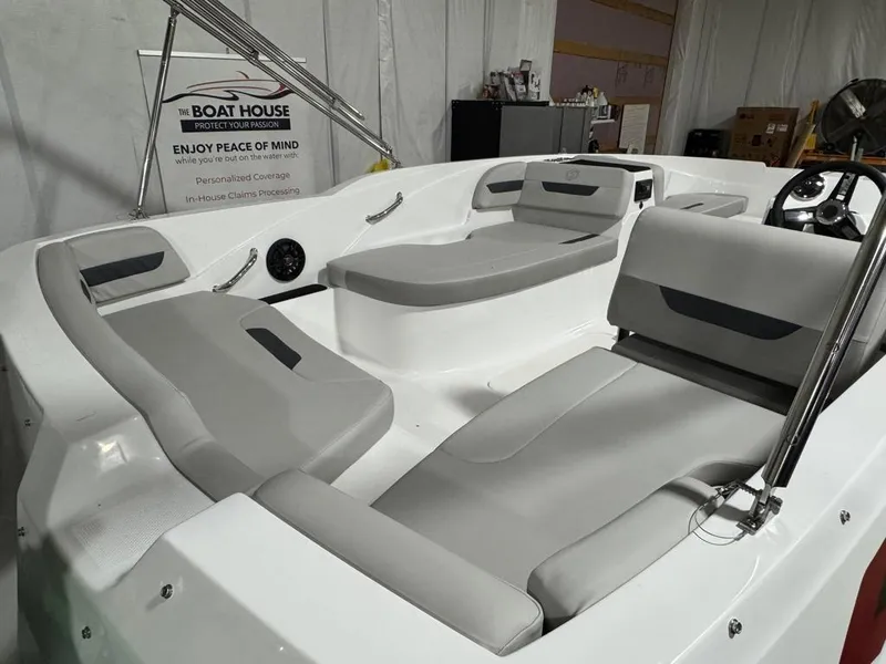 Slide: The Image of Hurricane SunDeck Sport 185 OB 2025 - 9