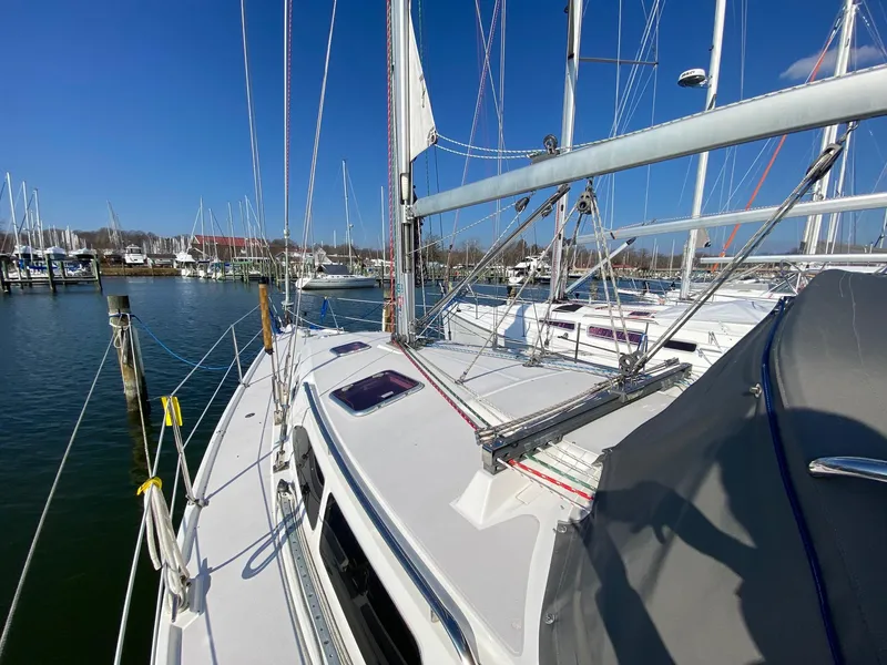 Slide: The Image of 2004 Catalina 350 Glamorgan - 26