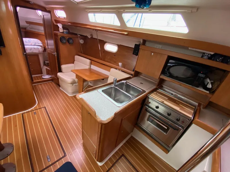Slide: The Image of 2004 Catalina 350 Glamorgan - 32