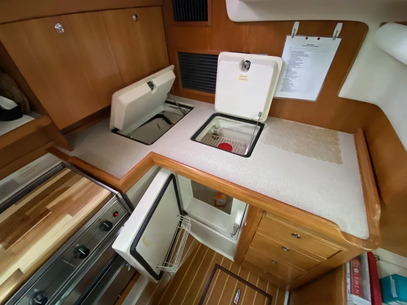 Slide: The Image of 2004 Catalina 350 Glamorgan - 37