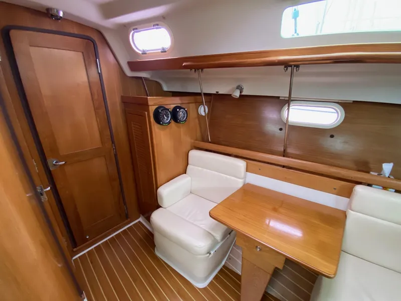 Slide: The Image of 2004 Catalina 350 Glamorgan - 43