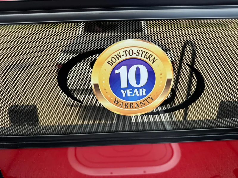 Slide: The Image of 10-year warranty badge on Barletta Lusso 23UC, 2025 model. - 27