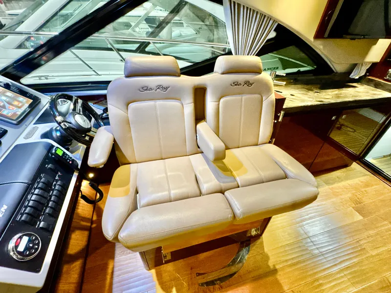 Slide: The Image of Captain's seat in 2014 Sea Ray 510 Sundancer yacht, featuring luxurious leather upholstery. - 27