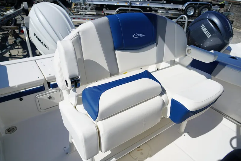 Slide: The Image of 2025 Robalo R232 EX boat seat with blue and white upholstery, featuring Yamaha engines. - 14