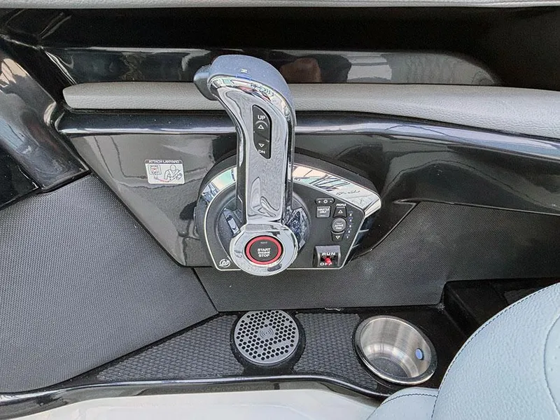 Slide: The Image of Throttle control panel of 2025 Sea Ray SLX 260 Outboard boat. - 23