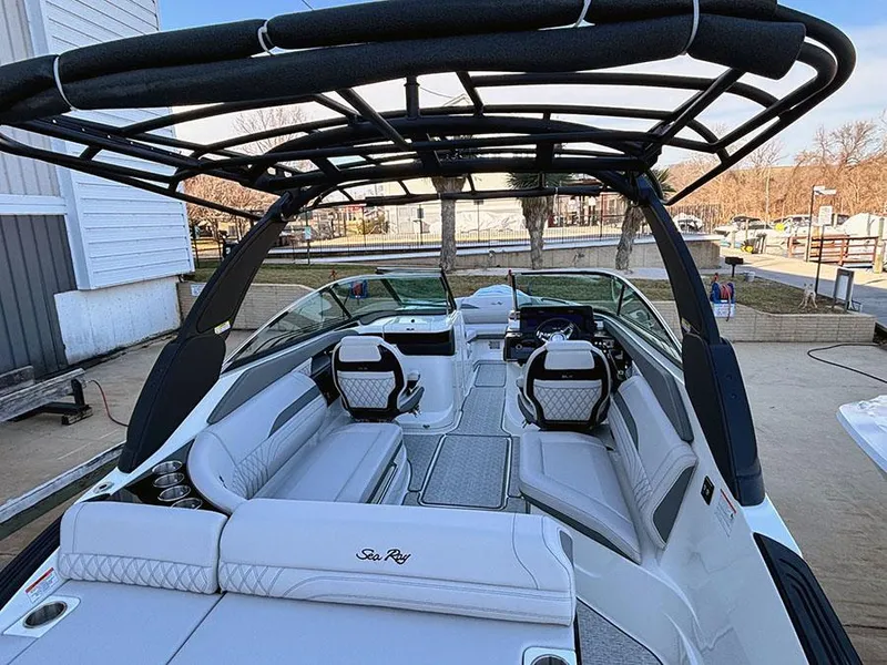 Slide: The Image of 2025 Sea Ray SLX 260 Outboard boat with sleek design and luxurious seating. - 9