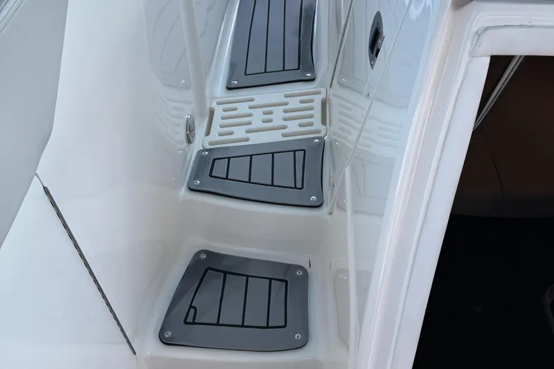 Slide: The Image of Steps on a 2020 Sea Ray 32 Sundancer Outboard boat deck. - 12