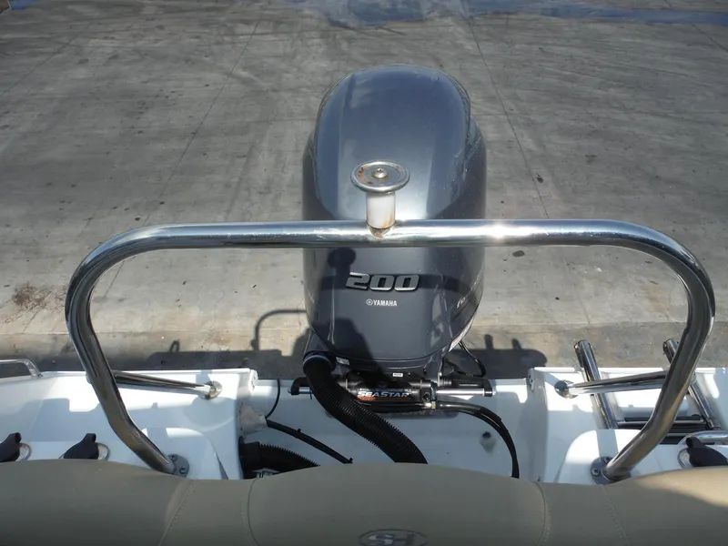 Slide: The Image of 2016 Sea Hunt Escape 235 SE with Yamaha 200 engine, rear view. - 22