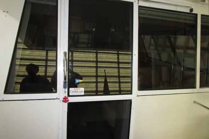 Slide: The Image of Bayliner 4788 Pilot House Motoryacht 1999 with secure glass door and Codelock protection. - 15