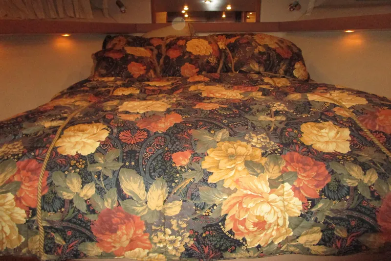Slide: The Image of Floral-patterned bed in 1999 Bayliner 4788 Pilot House Motoryacht cabin. - 50