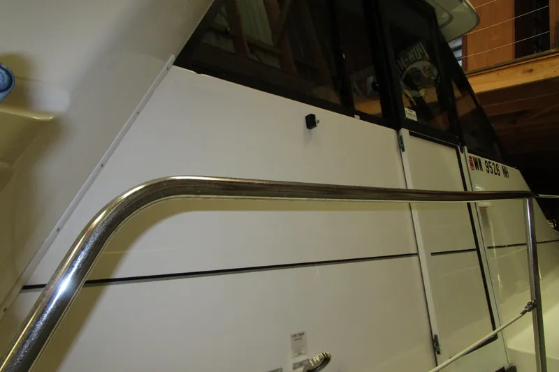 Slide: The Image of 1999 Bayliner 4788 Pilot House Motoryacht side view with railing detail. - 69