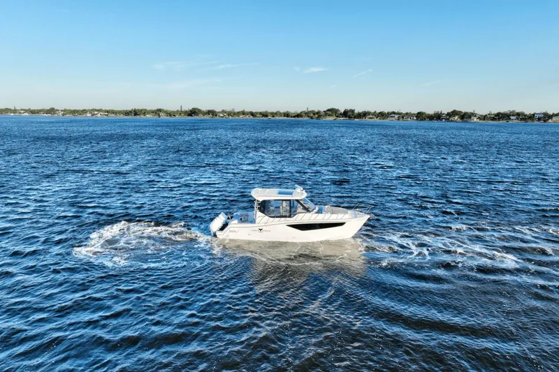 Slide: The Image of Boston Whaler 405 Conquest 2021 - 0