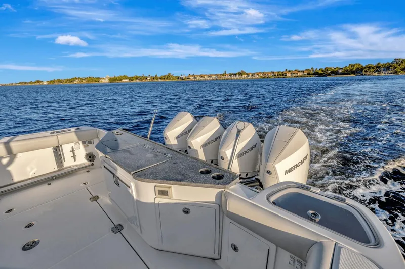 Slide: The Image of Boston Whaler 405 Conquest 2021 - 10