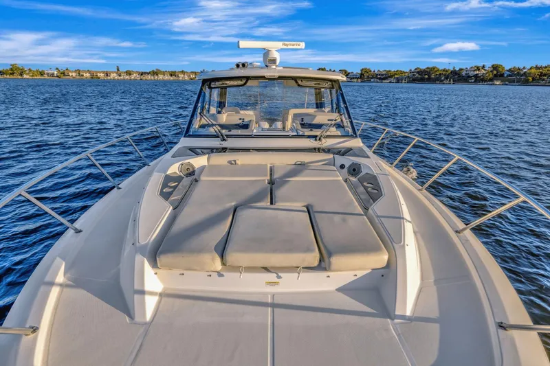 Slide: The Image of Boston Whaler 405 Conquest 2021 - 12