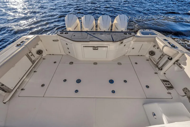 Slide: The Image of Boston Whaler 405 Conquest 2021 - 15